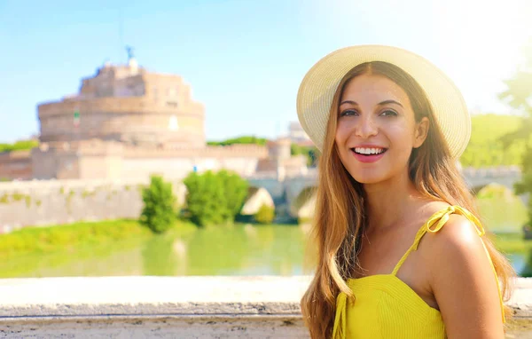 Leende vacker turist flicka i Rom, Italien. Attraktiv mode ung kvinna med Castel Sant Angelo slott på bakgrunden. — Stockfoto