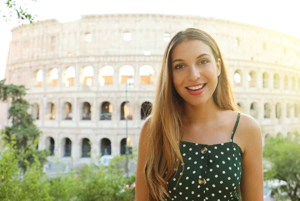 Портрет улыбающейся красивой девушки в Риме с Колизеем на заднем плане. Летние каникулы в Италии . — стоковое фото