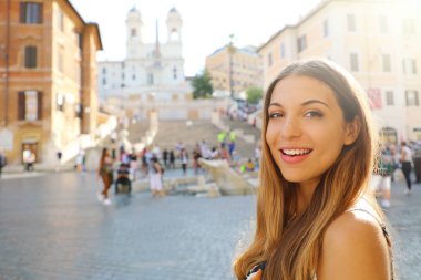 Arka planda İspanyol Adımlar ve Barcaccia çeşme ile Roma'da Piazza di Spagna meydanında güzel moda kadın yakın.
