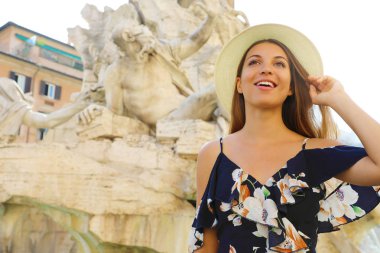 Roma'da Piazza Navona meydanı dönüm noktası ziyaret genç turist kadın portresi. İtalya'da yaz tatilleri.