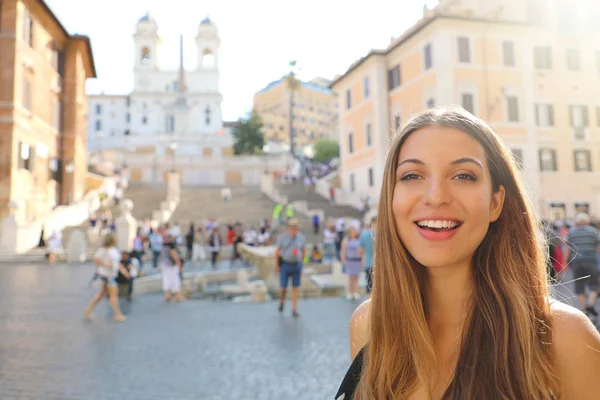 Gros plan de la belle femme gaie sur la place Piazza di Spagna à Rome avec les marches espagnoles et la fontaine de Barcaccia sur le fond . — Photo