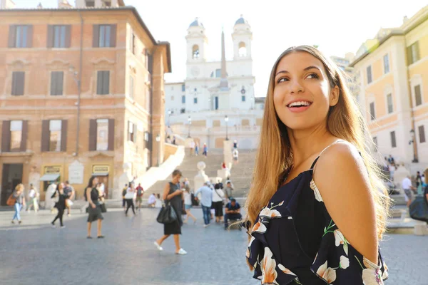 Close-up van aantrekkelijke mooie vrouw op Piazza di Spagna plein in Rome met Spaanse trappen op de achtergrond. — Stockfoto