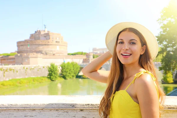 Отдых в Италии. Улыбающаяся красивая туристка в Риме, Италия. Привлекательная модная женщина с замком Castel Sant Angelo на заднем плане . — стоковое фото