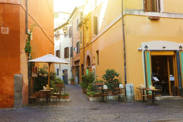 Roma, İtalya 'da Trastevere. Roma 'nın Trastevere Mahallesi' nde, Tiber 'in batı kıyısında, Roma şehrinin mimarisi ve simgesi olan eski rahat bir cadde..