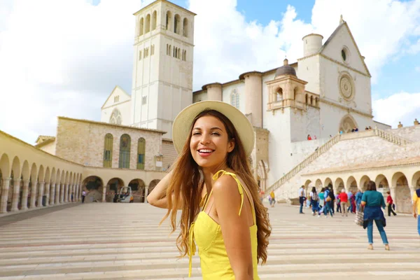 A visitar a Itália. Close up de mulher turística bonita feliz em Assis cidade na Basílica de São Francisco, Úmbria, Itália . — Fotografia de Stock