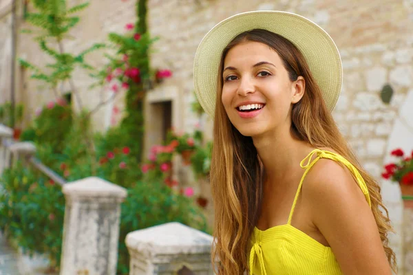 Close up retrato de uma bela menina sorridente com cabelo comprido vestindo um chapéu e olhando para a câmera ao ar livre . — Fotografia de Stock