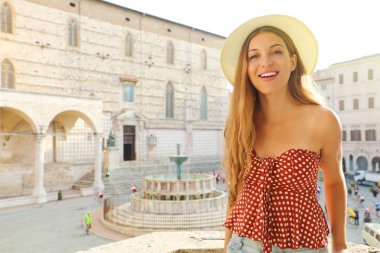 İtalya 'da gezen mutlu moda kızının portresi. İtalya 'nın eski ortaçağ şehri Perugia' yı ziyaret eden güzel bir kadın..