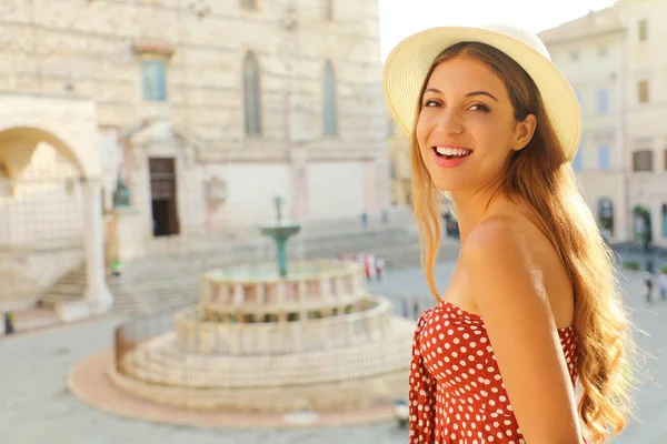 Close-up van vrolijke mode toeristische meisje reizen in Italië. Mooie vrouw op bezoek in de oude middeleeuwse stad Perugia, Italië. — Stockfoto