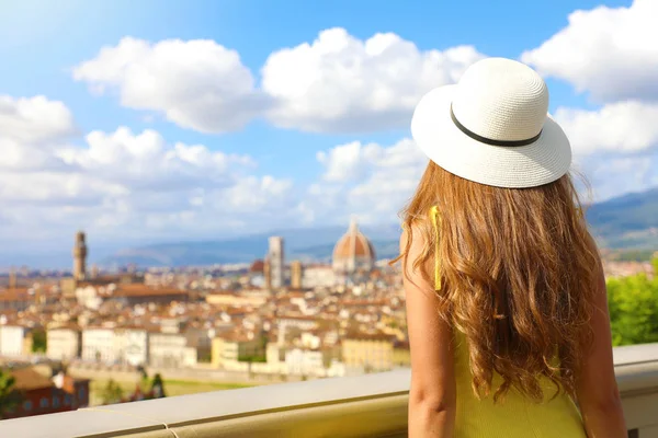 이탈리아의 관광 산업. 이탈리아 투스카니에 있는 피렌체 시의 파노라마같은 풍경을 즐기고 있는 젊은 여자의 뒤쪽 사진. — 스톡 사진