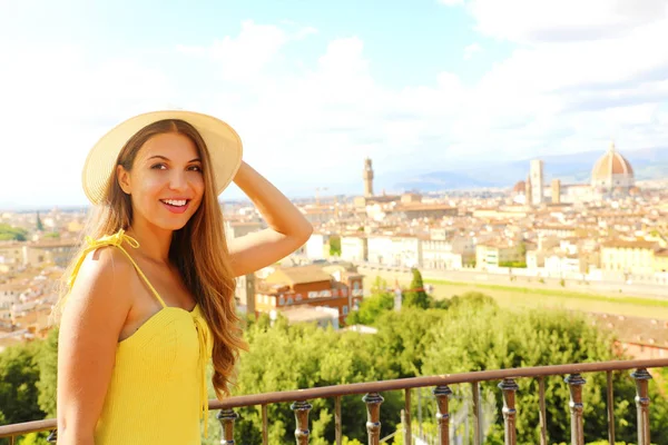 Gelukkig vrolijk toeristisch meisje in Florence, Italië. Portret van een jonge vrouw op bezoek in Italië. — Stockfoto