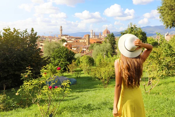 Florence ontdekken. Achteraanzicht van een jong toeristisch meisje, kijkend naar het Florence stadsgezicht tussen de bomen. Toerisme in Toscane. — Stockfoto