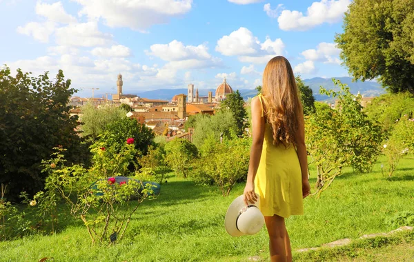 Bela imagem da jovem mulher descobrindo Florença o berço do Renascimento na Itália . — Fotografia de Stock