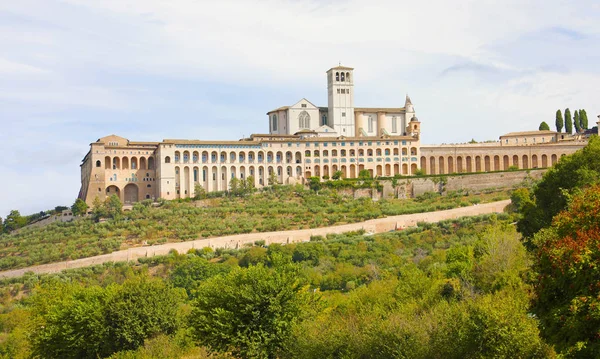 Basilica di San Francesco d'Assisi con Sacro Convento del convento francescano, Umbria, Italia . — Foto Stock