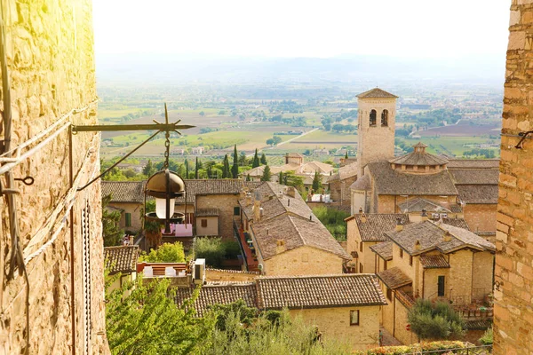 アッシジ、ウンブリア、イタリアの中世のイタリアの都市からの素晴らしい眺め. — ストック写真