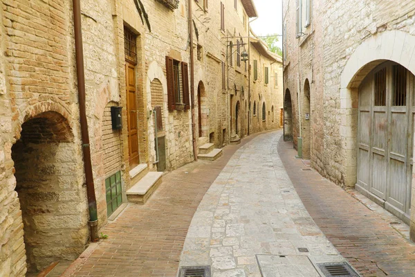 Bella città vecchia italiana. Tipica architettura medievale in strada nel cuore d'Italia . — Foto Stock