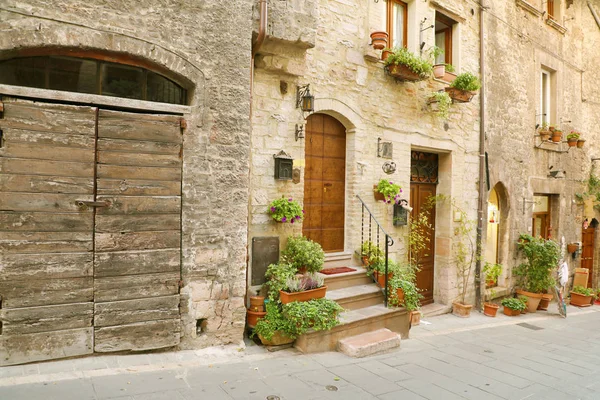 Staré italské město. Typická středověká italská ulice v srdci Itálie. — Stock fotografie
