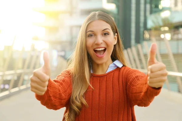 Jovem mulher casual com suéter rush dá polegares para cima ao ar livre no outono . — Fotografia de Stock