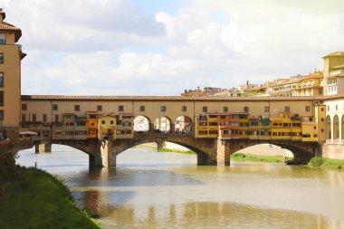 Ponte vecchio Köprüsü Floransa, İtalya 'daki Arno Nehri üzerinde..