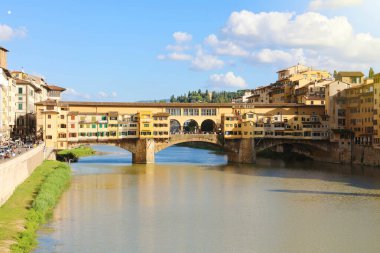 Ponte vecchio Köprüsü Floransa, İtalya 'daki Arno Nehri üzerinde..