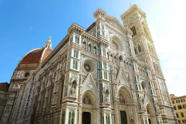 Florence Cathedral Santa Maria del Fiore on sunny day, Tuscany, Italy. — Stock Photo, Image