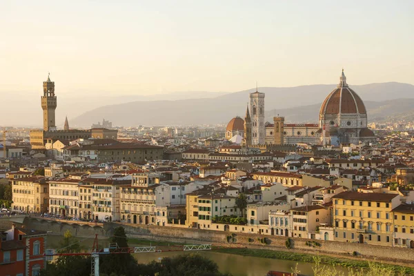 황혼 때의 피렌체 도시. 파노라마처럼 보이는 아르노 강의 전경 과 베키오 궁전 그리고 이탈리아 피렌체의 산타 마리아델피오레 ( 두오모 ) 대성당. — 스톡 사진
