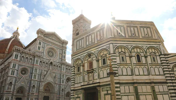 Panoramisch uitzicht op de Dom en het Baptisterium van Florence, op zonnige dag, Toscane, Italië. — Stockfoto