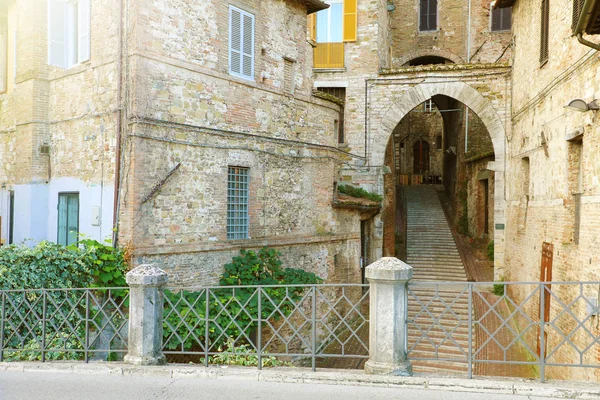 Perugia krásná stará ulice s kroky přes dell 'Acquedotto, Umbria, Itálie. — Stock fotografie