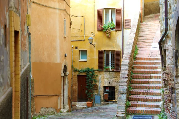 View of old cozy Italian street with stairs in Perugia. Architecture and landmark of Italy. — ストック写真