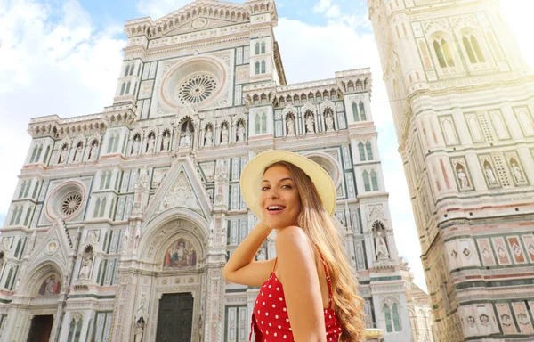 아름다운 여성 이 토스카나에서 휴가를 즐기고 있습니다. 이탈리아 피렌체에서 여름휴가를 즐기고 있는 웃는 여행자 소녀. — 스톡 사진