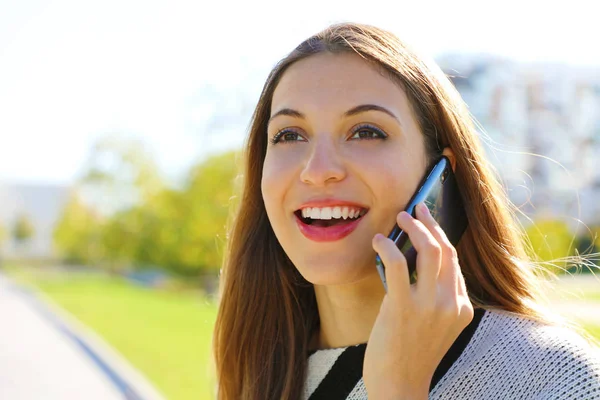 Close up retrato de mulher de negócios sorrindo ter uma conversa em seu telefone celular ao ar livre . — Fotografia de Stock