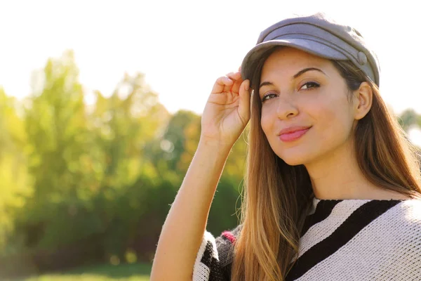 Молодая модница в шляпе в парке на осенний сезон — стоковое фото