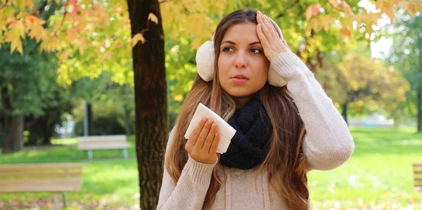 Wintergrippe Banner Ansicht. junge Frau leidet an Grippe Kopfschmerzen Erkältungsfieber Migräne hält Gewebe im Freien. — Stockfoto