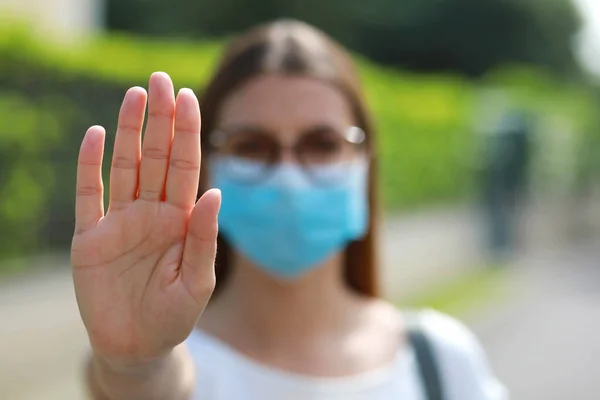 Stop Covid 확인되지 Wearing Surgical Mask Show Stop Gesture Looking — 스톡 사진