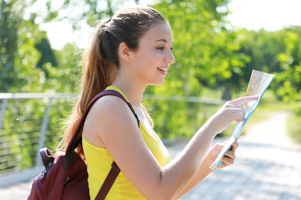 Hübsche Backpacker Zeigt Mit Dem Finger Standort Auf Der Karte — Stockfoto