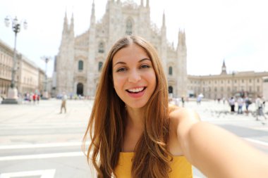 Güzel genç turist kadın İtalya, Milano 'daki Katedral Meydanı' nda kendi portresini çekiyor. Güzel moda kızı İtalya 'daki tatilinde selfie çekiyor..