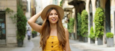 İtalya 'nın Milano kentindeki Brera mahallesinde yürüyen moda kadını portresi. Sancak görünümü.