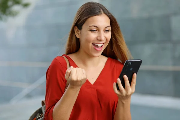 Sorprendido Joven Mujer Charlando Con Los Mejores Amigos Red Social —  Fotos de Stock