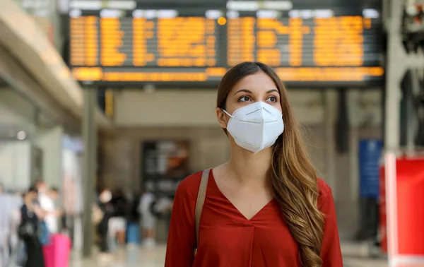 Kn95 Ffp2 마스크를 여행자 여성은 바이러스와 스모그로부터 보호하기 기차역에서 마스크를 — 스톡 사진