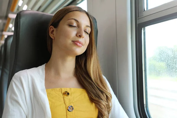 Yorgun Kadını Bir Gün Çalıştıktan Sonra Trende Uyuyor Tren Yolcusu — Stok fotoğraf