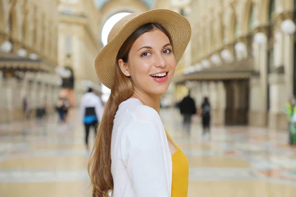 Close Van Een Glimlachende Modevrouw Bezoek Bij Vittorio Emanuele Gallery — Stockfoto