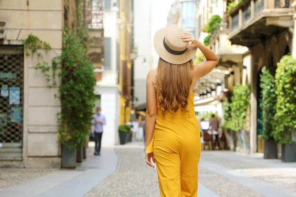 Visite Milão Jovem Mulher Moda Andando Rua Cidade Brera Bairro — Fotografia de Stock