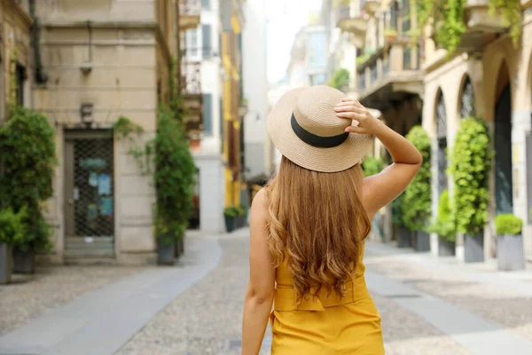 Visão Traseira Mulher Viajante Moda Visitando Bairro Brera Milão Itália — Fotografia de Stock