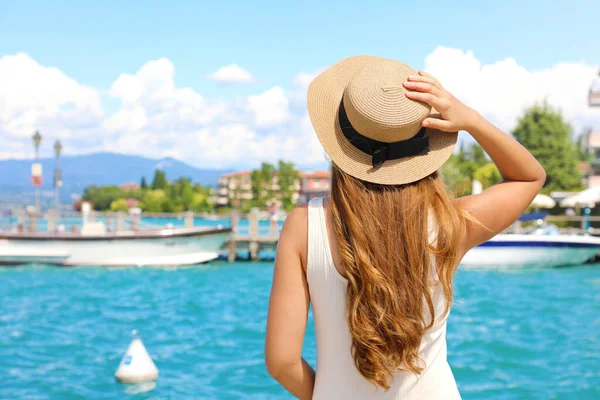 Viaje Pela Itália Visão Traseira Menina Bonita Visitando Sirmione Lago — Fotografia de Stock