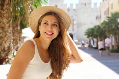 Avrupa 'yı ziyaret eden genç bir gezginin portresi. Güzel turist kız Sirmione, İtalya 'da tatilin tadını çıkarıyor..