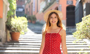 İtalya 'daki Como Gölü' nde Bellagio 'ya inen mutlu seyahat eden turist kadın. Yaz tatilindeki kız Avrupa 'daki ünlü turizm beldesini ziyaret ediyor.