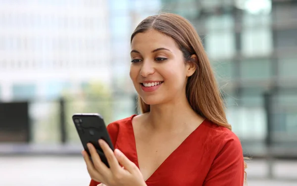 Retrato Hermosa Mujer Negocios Casual Enviando Mensaje Con Aplicación Chat — Foto de Stock