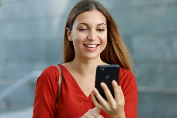 Cerrar Mujer Negocios Utilizando Aplicación Línea Compras Teléfono Inteligente Calle — Foto de Stock
