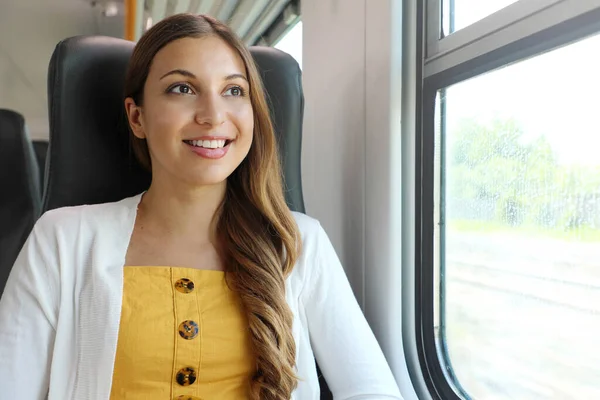 Feliz Sorrindo Jovem Viajante Mulher Sentada Trem Olhando Através Janela — Fotografia de Stock