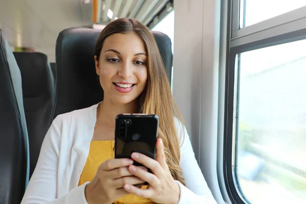 Mujer Negocios Sonriente Que Usa Aplicación Redes Sociales Teléfonos Inteligentes — Foto de Stock