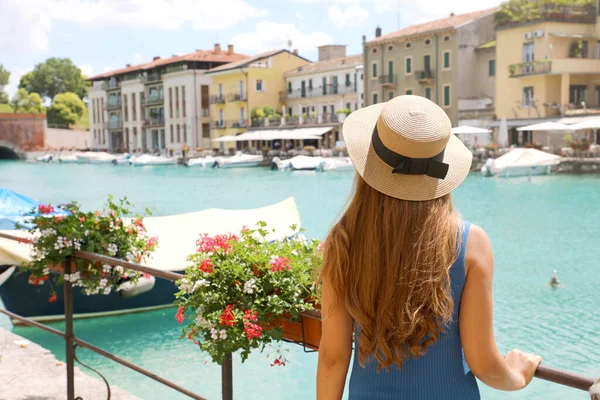 Férias Europa Visão Traseira Bela Menina Moda Gostando Visitar Lago — Fotografia de Stock